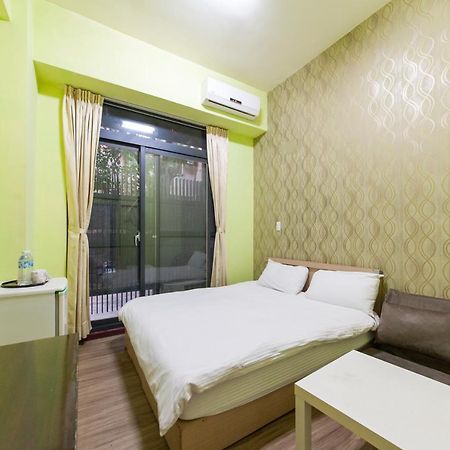Fengjia Qing Su Homestay Тайчжун Экстерьер фото