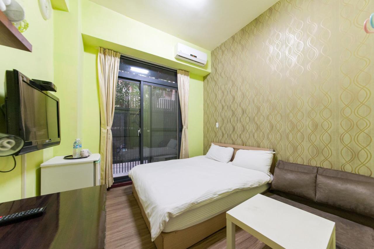Fengjia Qing Su Homestay Тайчжун Экстерьер фото
